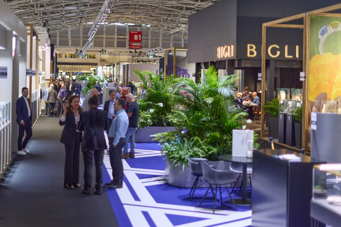 see top brands and collections banner